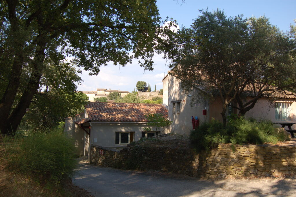 Vue extérieure du gite d'étape du camping Les Royères du Prieuré de Maubec - Agrandir l'image, fenêtre modale