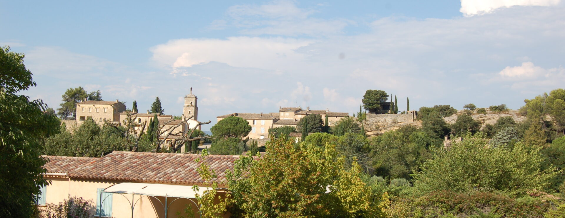 Vue du village de Maubec et de son clocher depuis le camping Les Royères du Prieuré de Maubec