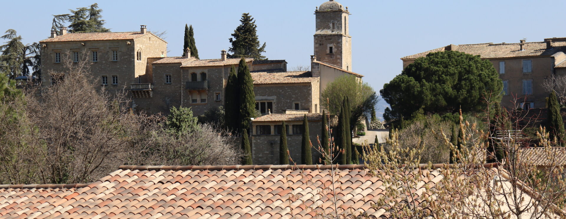 Vue du clocher et du vieux village de Maubec depuis le camping Les Royères du Prieuré