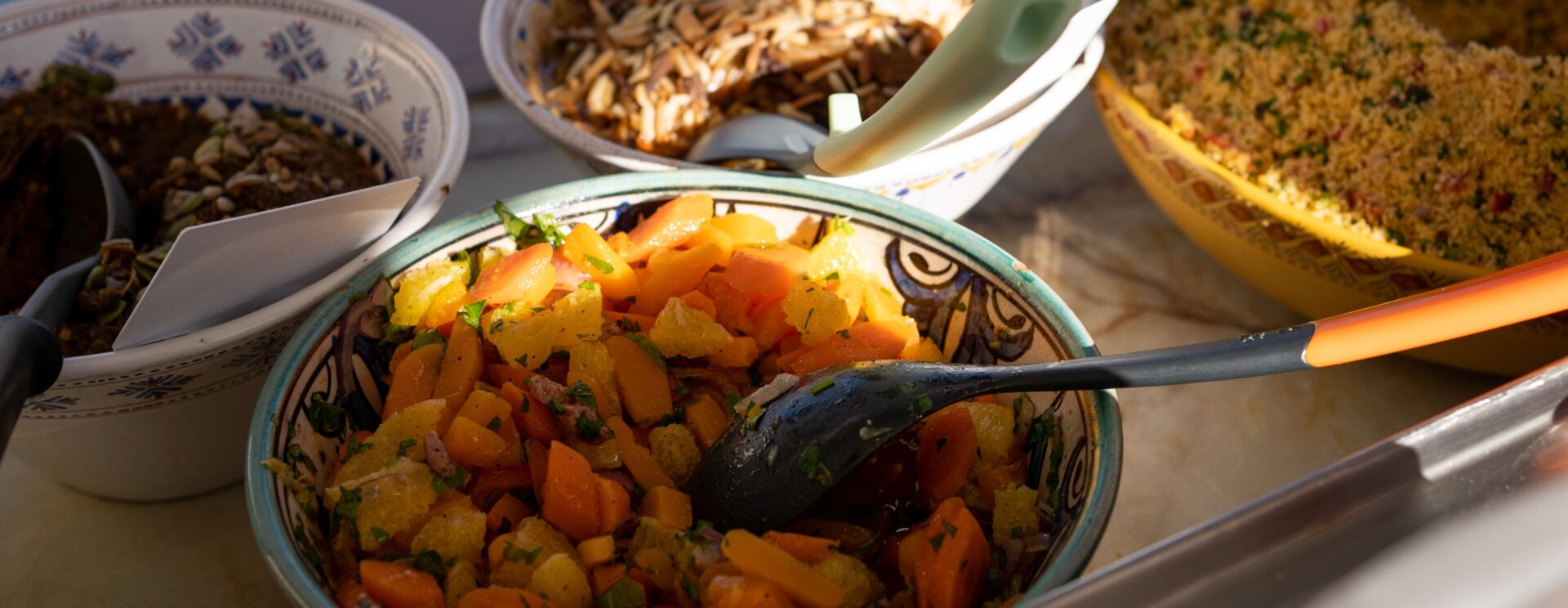 Marché de Coustellet : gros plan d'un plat de légumes grillés