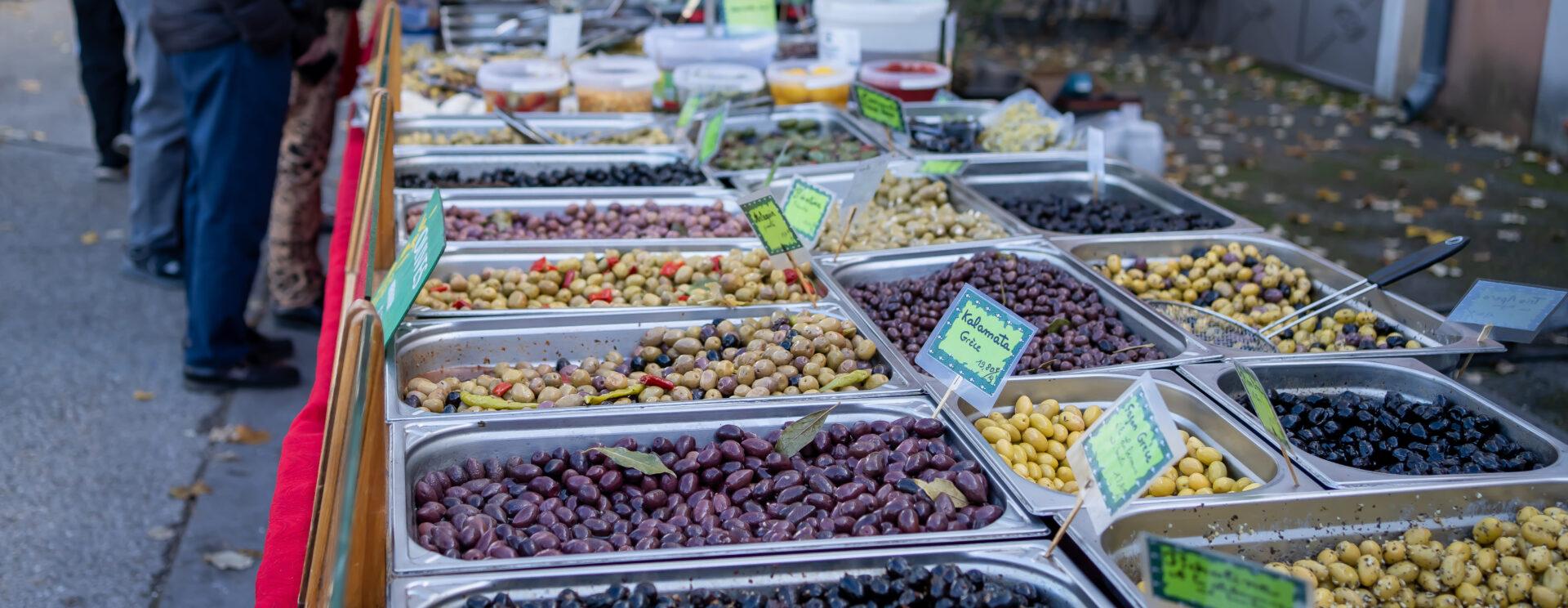 Marché de Coustellet : gros plan d'olives