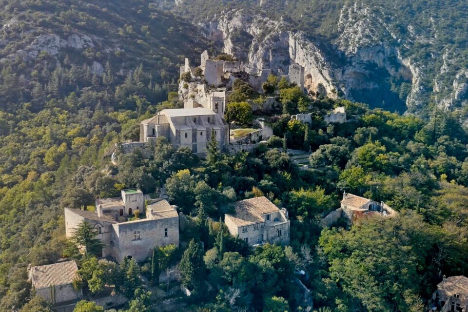 Oppède-le-Vieux vu du ciel avec sa collégiale au coeur du massif du Luberon