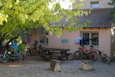 L'extérieur du Gîte d'étape au Camping Les Royères du Prieuré de Maubec - Agrandir l'image 1 sur 6, fenêtre modale