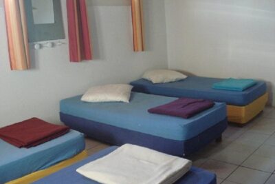 Le dortoir du bas du Gîte d'étape au Camping Les Royères du Prieuré de Maubec - Agrandir l'image 6 sur 6, fenêtre modale