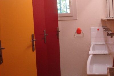 Les sanitaires du Gîte d'étape au Camping Les Royères du Prieuré de Maubec - Agrandir l'image 4 sur 6, fenêtre modale