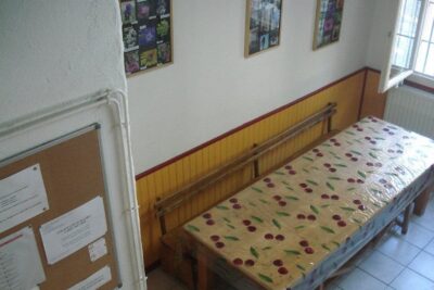 L'espace repas du Gîte d'étape au Camping Les Royères du Prieuré de Maubec - Agrandir l'image 3 sur 6, fenêtre modale