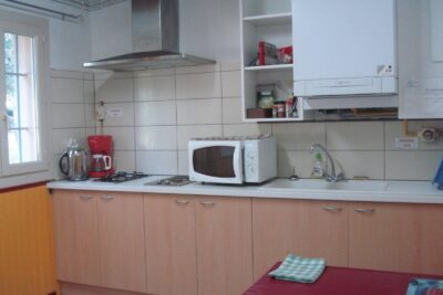 La cuisine du Gîte d'étape au Camping Les Royères du Prieuré de Maubec - Agrandir l'image 5 sur 6, fenêtre modale