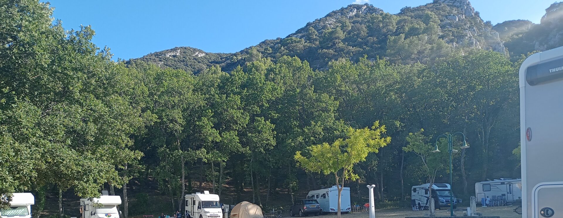 Espace vert ensoleillé au pied du Luberon du camping Les Royères du Prieuré de Maubec