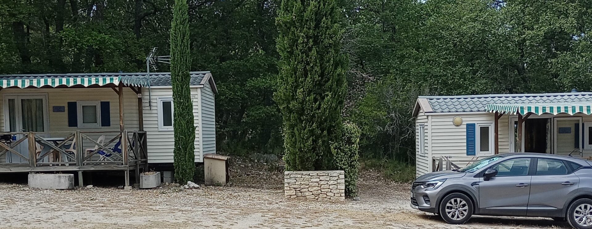 Vue des deux mobil-homes du camping Les Royères du Prieuré de Maubec