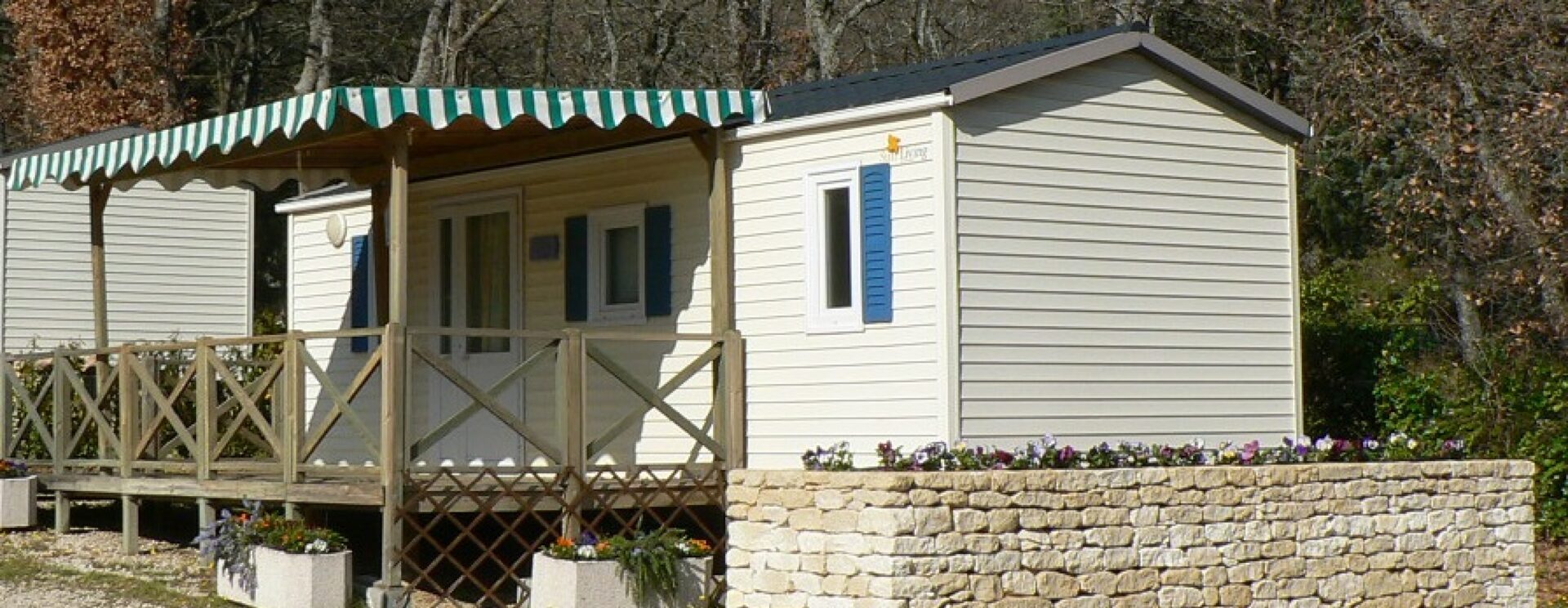 Vue sur un des mobil-homes quatre personnes au Camping Les Royères du Preuré à Maubec
