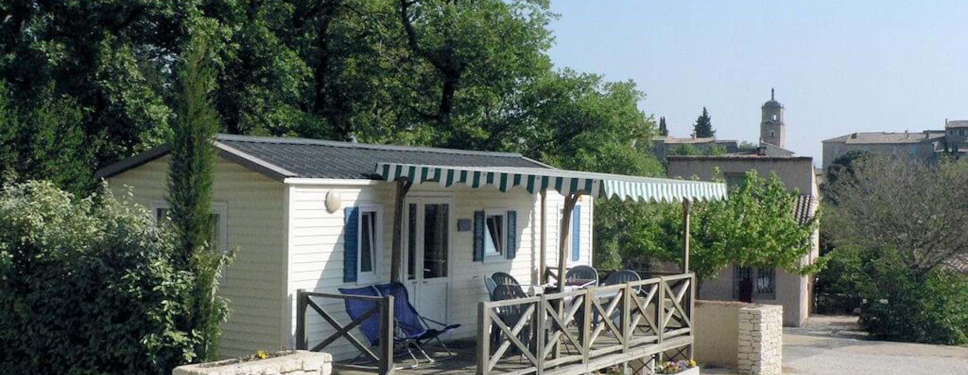 Vue sur un des mobil-homes quatre personnes au Camping Les Royères du Preuré à Maubec