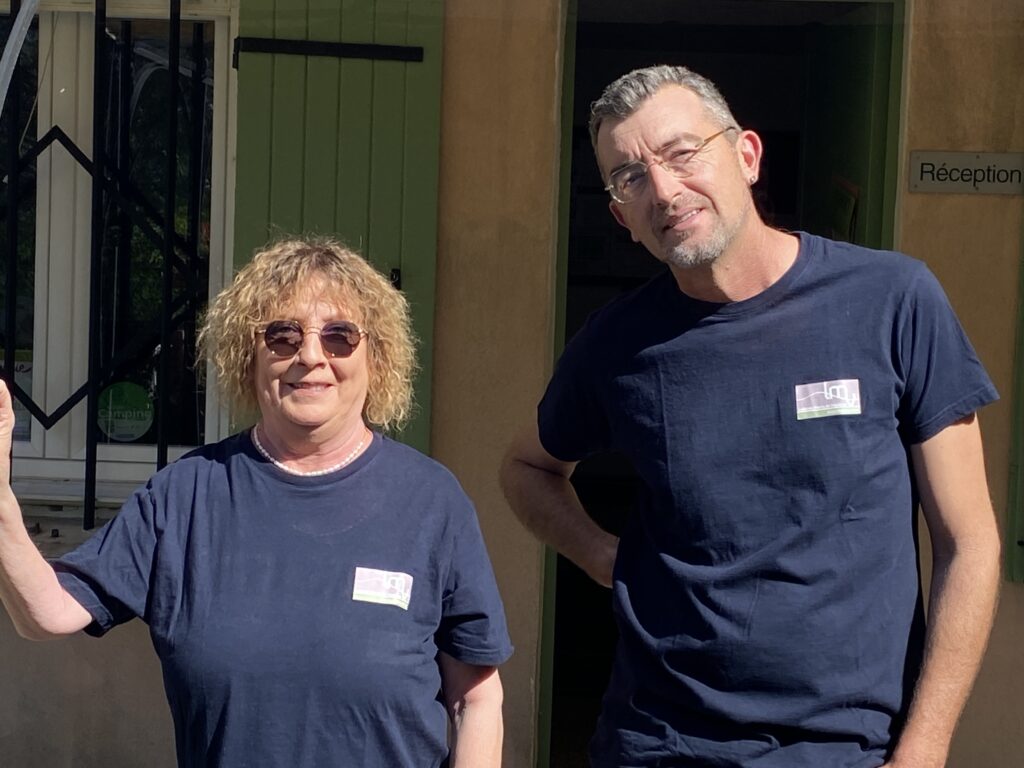 Véronique et Dominique à la direction du camping de Maubec - Agrandir l'image, fenêtre modale